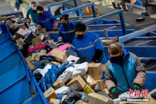 資料圖:快遞企業員工分揀包裹。<a target='_blank' _fcksavedurl='http://www.chinanews.com/'>中新社</a>記者 韋亮 攝 資料圖:快遞企業員工分揀包裹。<a target='_blank' _fcksavedurl='http://www.chinanews.com/'>中新社</a>記者 韋亮 攝